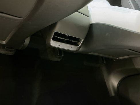 Used 2023 Tesla Model Y Performance image 29