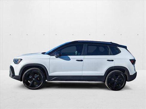 New 2025 Volkswagen Taos SE image 9