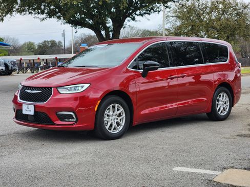 Used 2025 Chrysler Pacifica Select image 2