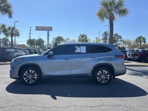 Used 2023 Toyota Highlander XLE image 7