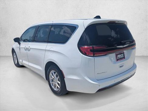 Used 2024 Chrysler Pacifica Touring-L FWD image 8
