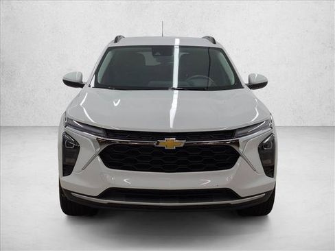 Used 2024 Chevrolet Trax LT FWD image 2