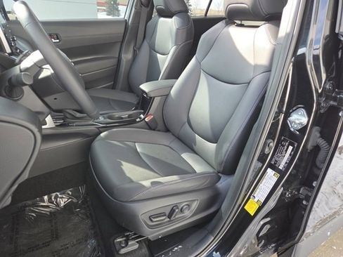 Used 2022 Toyota Corolla Cross XLE image 8