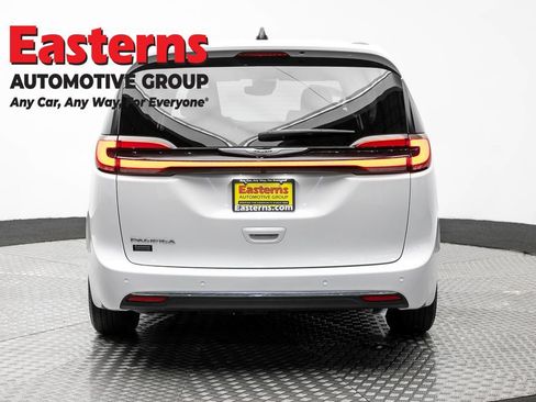 Used 2023 Chrysler Pacifica Touring-L FWD image 6