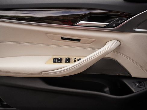 Used 2023 BMW 530e w/ M Sport Package image 36