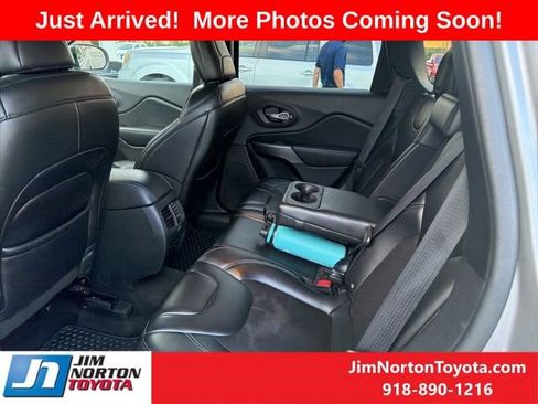 Used 2019 Jeep Cherokee Latitude Plus w/ Cold Weather Group AWD/4WD image 7