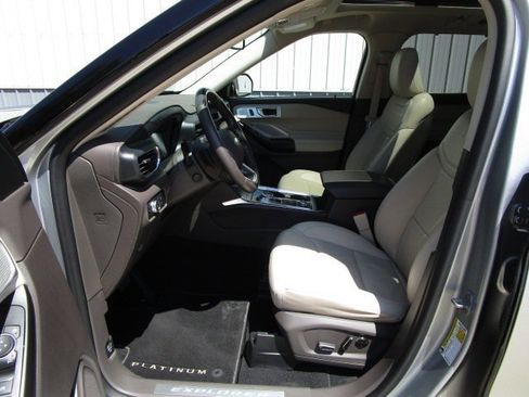 Used 2020 Ford Explorer Platinum AWD/4WD image 16