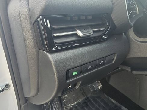 Used 2025 Nissan Sentra SR w/ SR Premium Package image 27