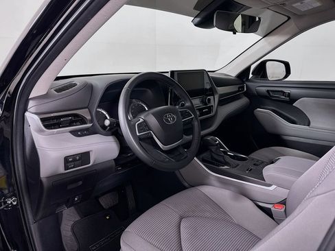 Used 2024 Toyota Highlander LE FWD image 9