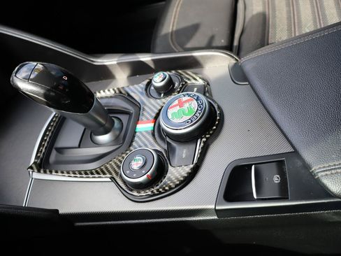 Used 2018 Alfa Romeo Giulia Ti Sport w/ Quick Order Package 22S Sport AWD/4WD image 18