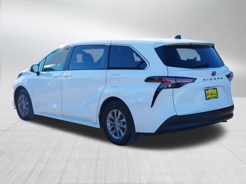 Used 2021 Toyota Sienna LE image 5