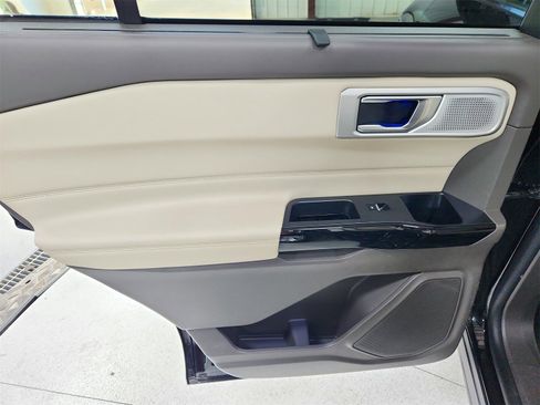 Used 2023 Ford Explorer Platinum w/ Technology Package image 40