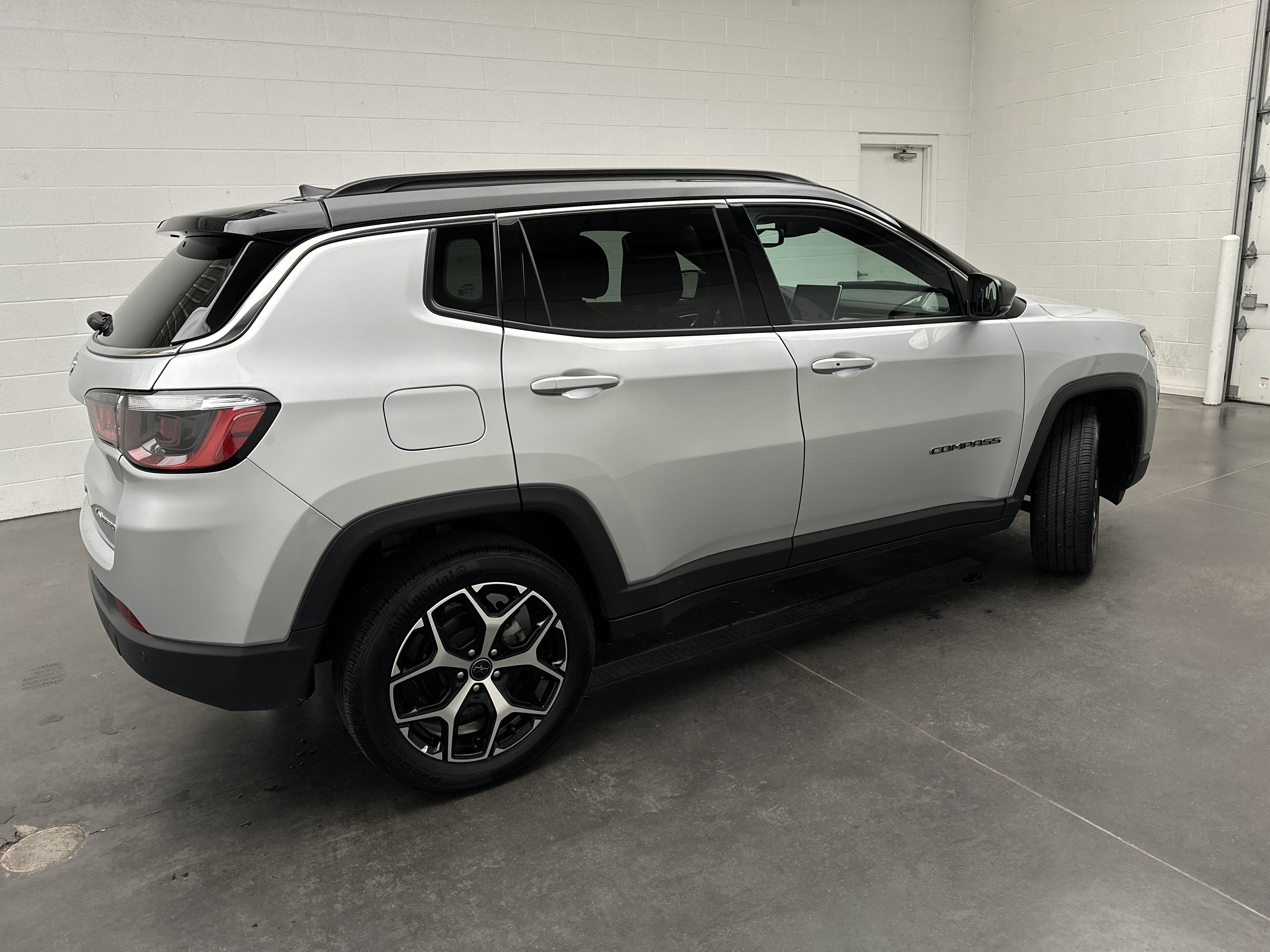 Used 2025 Jeep Compass Limited AWD/4WD image 7