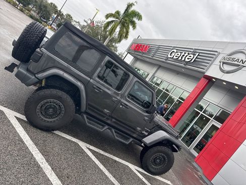 Used 2019 Jeep Wrangler Unlimited Sahara image 3