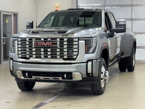 Used 2025 GMC Sierra 3500 Denali w/ Denali Reserve Package image 3
