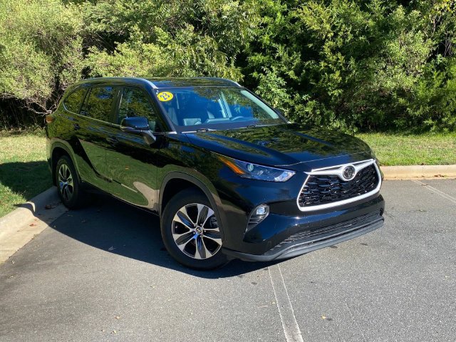 Used 2023 Toyota Highlander XLE FWD image 1