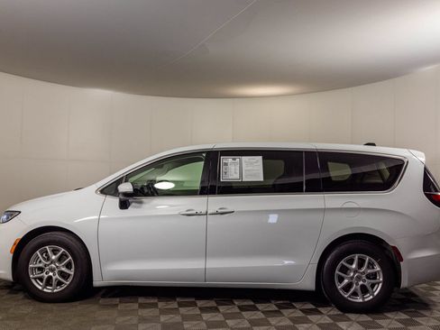 Used 2023 Chrysler Pacifica Touring-L FWD image 20