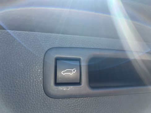 Used 2022 Toyota Highlander XLE AWD/4WD image 11