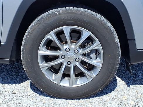 Used 2019 Jeep Cherokee Latitude Plus w/ Comfort/Convenience Group AWD/4WD image 11