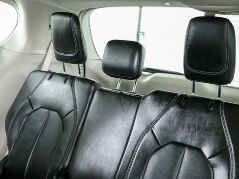 Used 2024 Chrysler Pacifica Touring-L FWD image 24