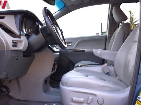 Used 2017 Toyota Sienna XLE Premium image 10
