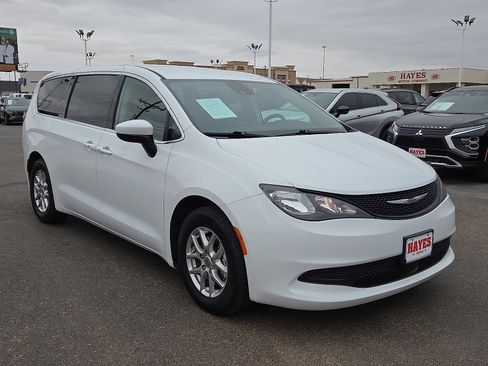 Used 2023 Chrysler Voyager LX FWD image 5