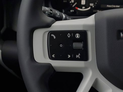 Used 2025 Land Rover Defender 130 X-Dynamic SE image 21