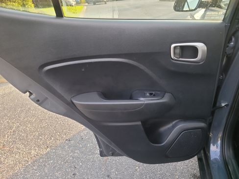 Used 2025 Hyundai Venue SE FWD image 12