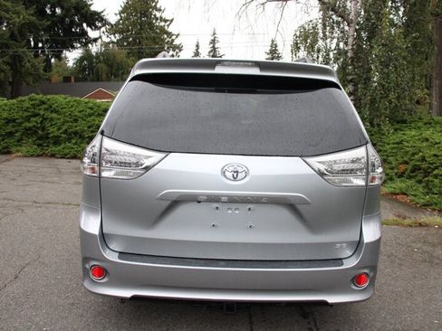Used 2015 Toyota Sienna SE w/ SE Preferred Package FWD image 12