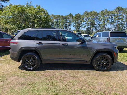 Used 2025 Jeep Grand Cherokee Altitude AWD/4WD image 3