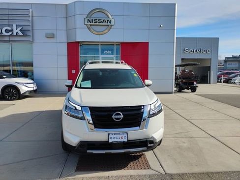 Used 2024 Nissan Pathfinder SL AWD/4WD image 2
