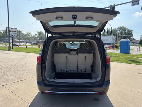 Used 2019 Chrysler Pacifica Touring-L FWD image 24