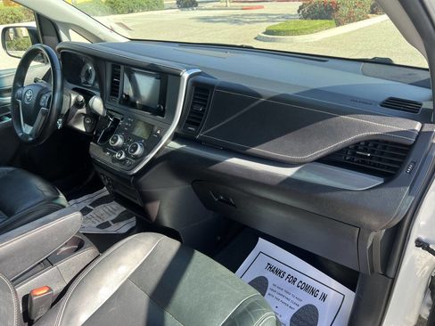 Used 2015 Toyota Sienna SE Premium image 14