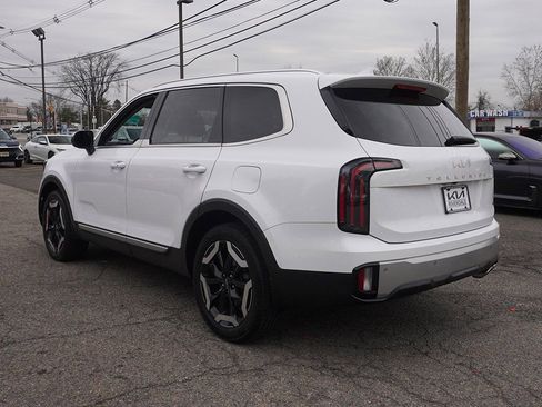 Used 2023 Kia Telluride EX w/ EX Captain's Chair Package image 10