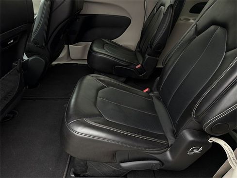 Used 2024 Chrysler Pacifica Touring-L image 21