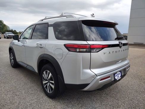 Used 2025 Nissan Pathfinder SL AWD/4WD image 3