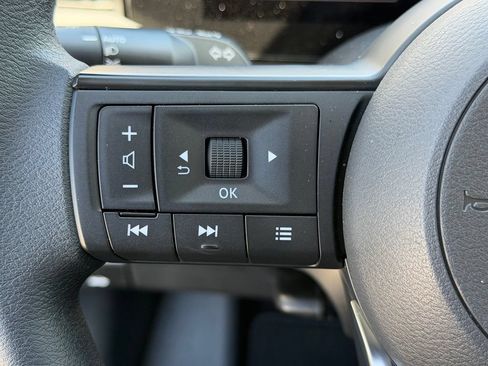 Used 2025 Nissan Kicks SV AWD/4WD image 15
