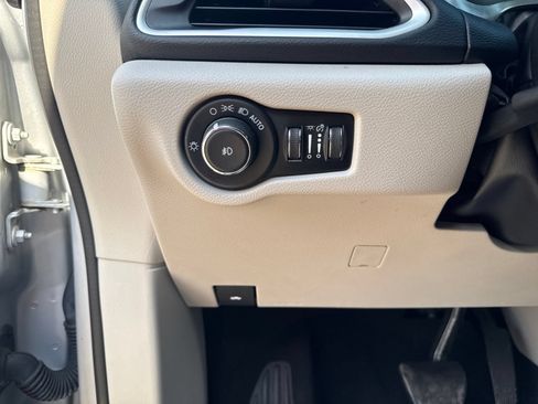 Used 2023 Chrysler Pacifica Touring-L FWD image 13