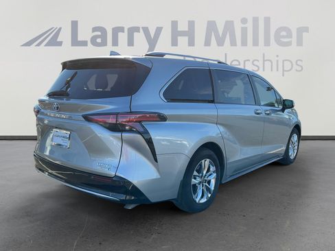 Used 2023 Toyota Sienna Limited image 5
