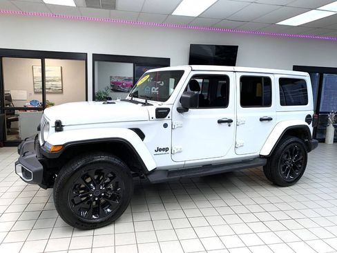 Used 2025 Jeep Wrangler Unlimited Sahara w/ Safety Group AWD/4WD image 3