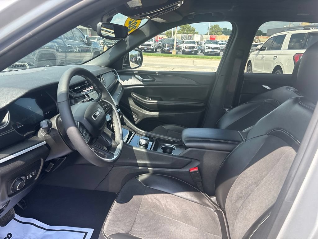 Used 2024 Jeep Grand Cherokee Altitude AWD/4WD image 16