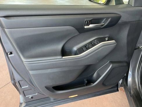 Used 2022 Toyota Highlander XLE image 28