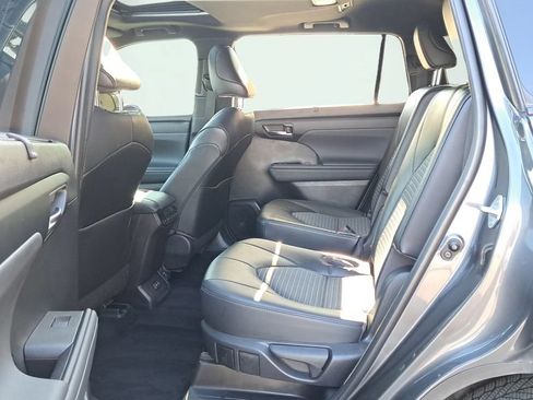 Used 2022 Toyota Highlander XSE AWD/4WD image 11