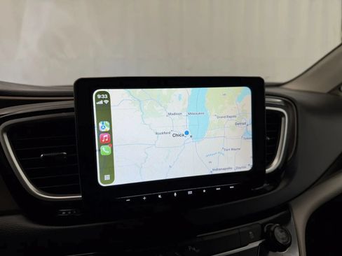 Used 2017 Chrysler Pacifica Touring-L FWD image 18