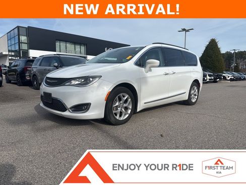 Used 2017 Chrysler Pacifica Touring-L w/ Tire & Wheel Group image 1