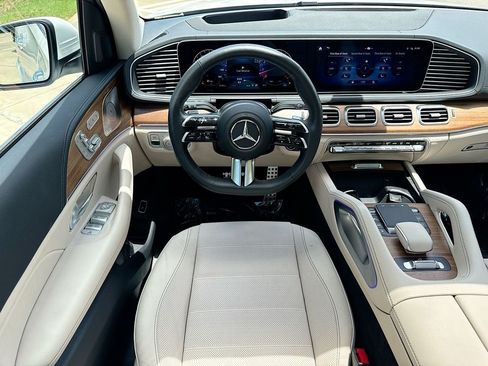 Used 2024 Mercedes-Benz GLS 580 4MATIC image 11