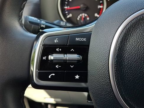 Used 2024 Kia Carnival LX FWD image 26