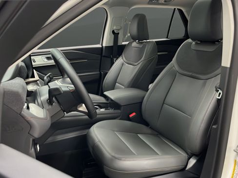 Used 2026 Ford Explorer Active w/ Active Comfort Package AWD/4WD image 9
