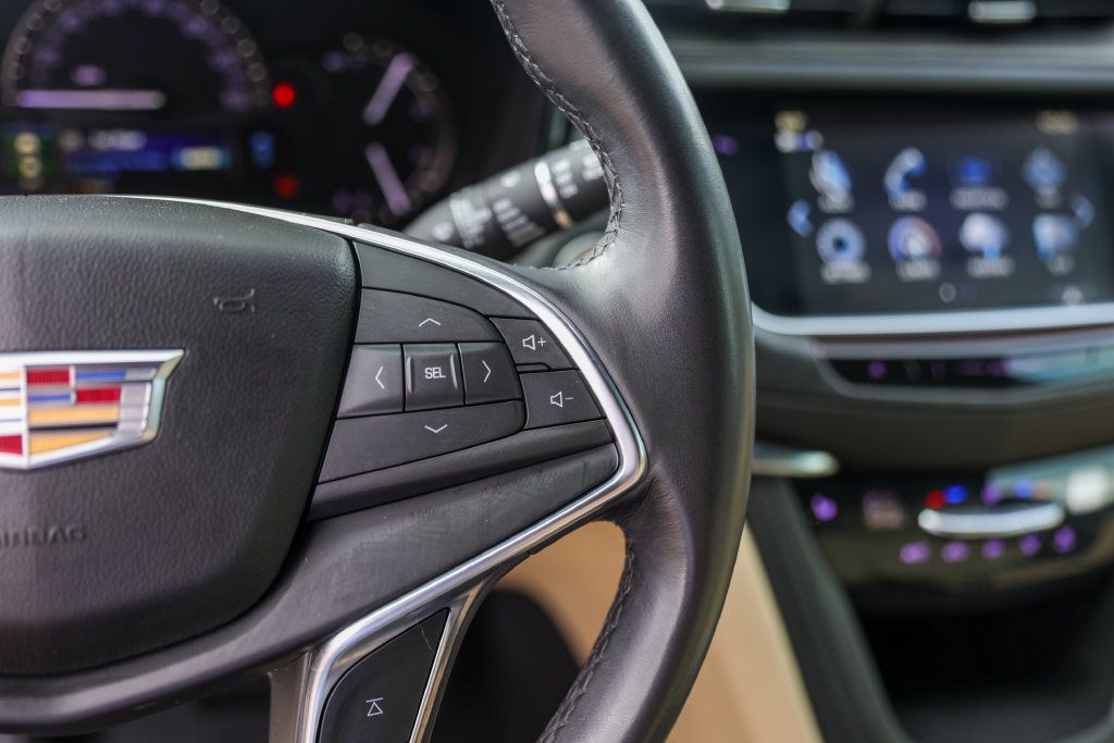 Used 2018 Cadillac XT5 Luxury w/ Driver Awareness Package FWD image 13