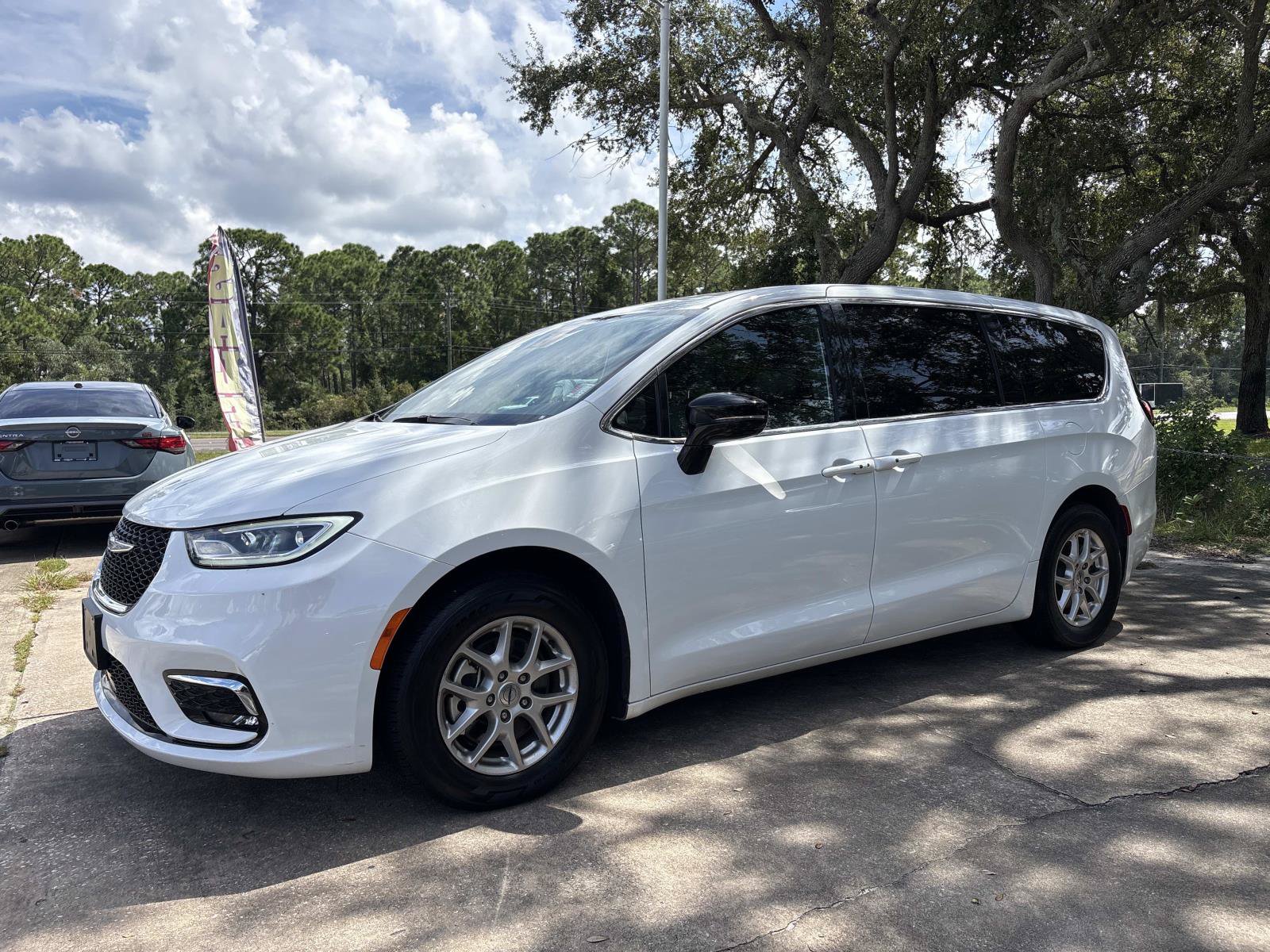Certified 2025 Chrysler Pacifica Select FWD image 7